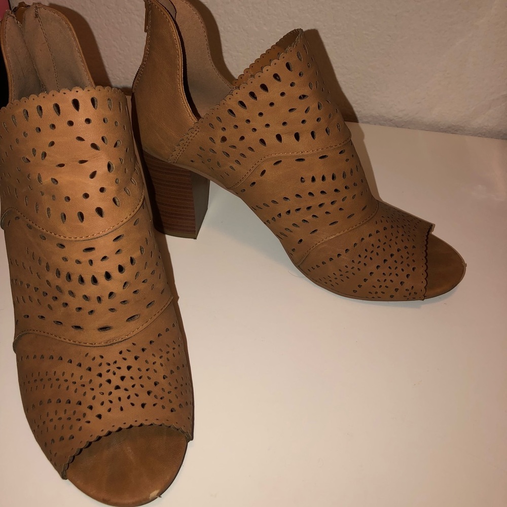 Block heel shoes